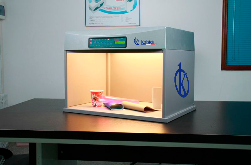 What are the characteristics of a color evaluation box?